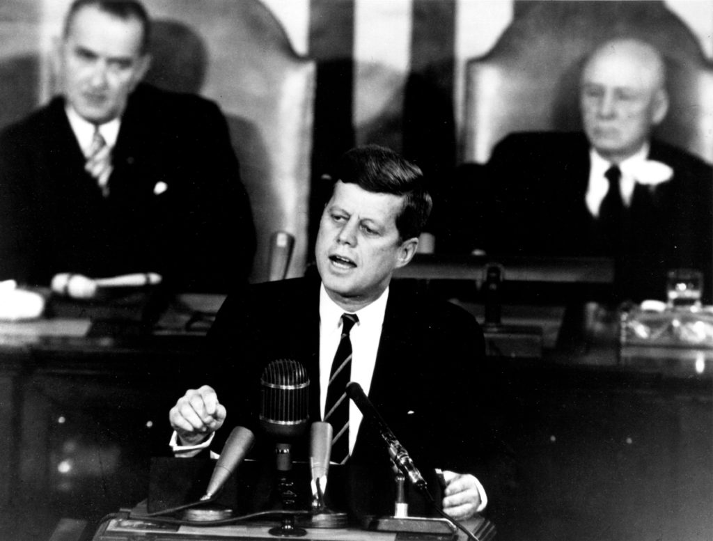 Na zdjęci John F. Kennedy przemawia w Senacie