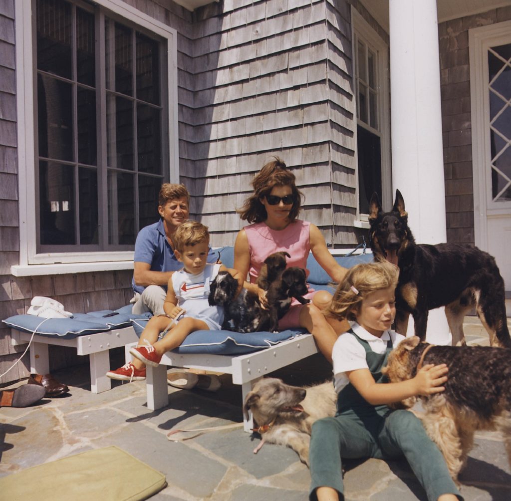 John Kennedy na wakacjach z żoną, dziećmi i psami